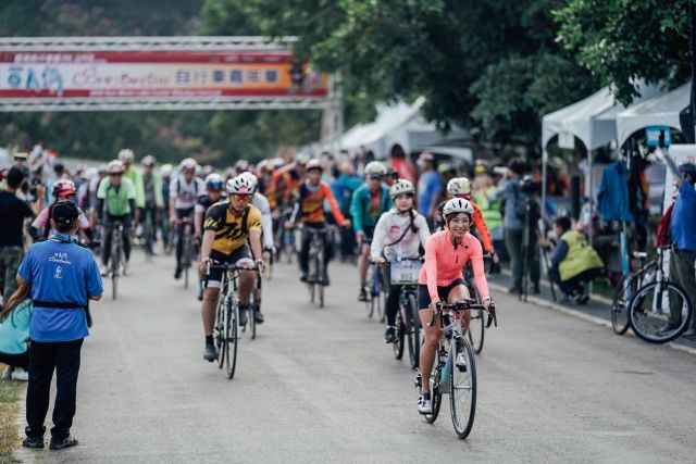 1101-02 由民視Go Go Taiwan主持人段慧琳領騎出發中華民國自行車騎士協會提供
