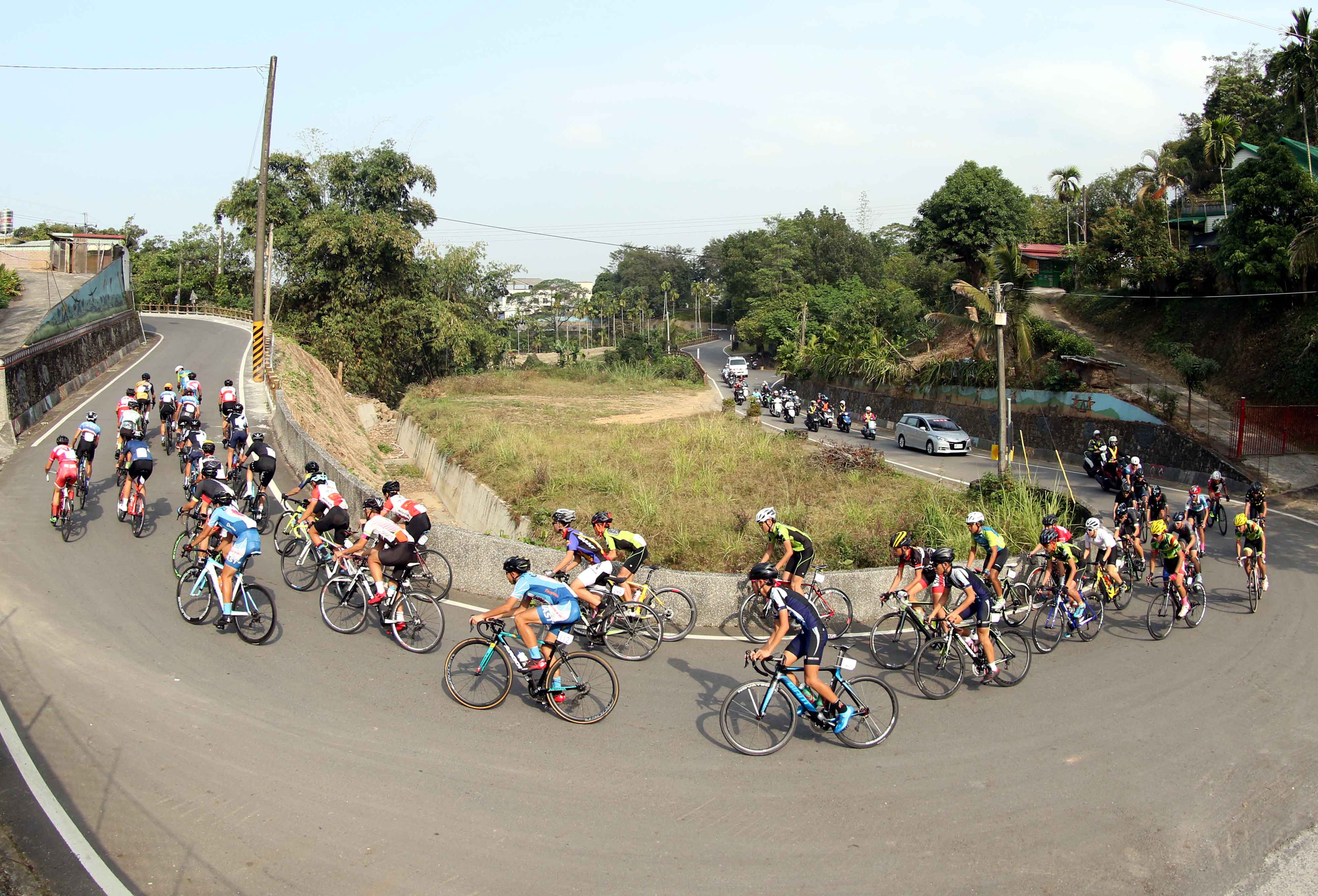 701參加全國自由車少年公路賽的選手行經賽嘉中華民國自由車協會提供