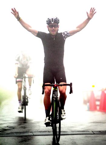 001英國登山王艾文斯在雲嵐中勇奪2018陽明山自行車登山王挑戰冠軍中華民國自行車騎士協會提供
