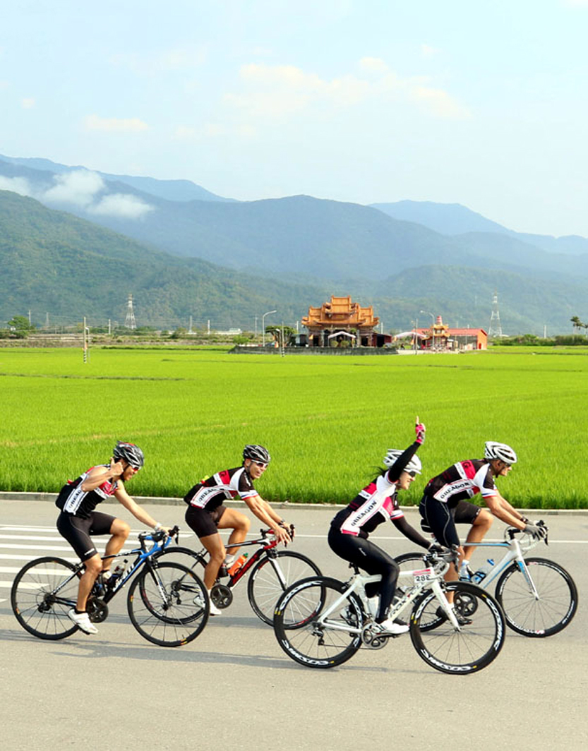 04車友們經過秀麗的池上稻田區中華民國自行車騎士協會提供