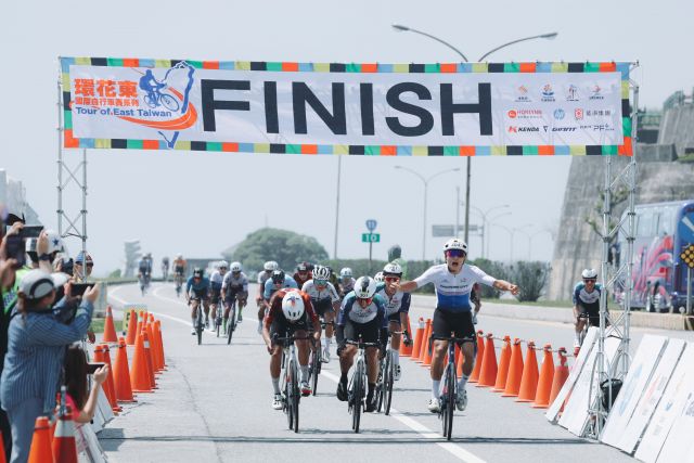 06公路賽男子冠軍許仕儒衝終點