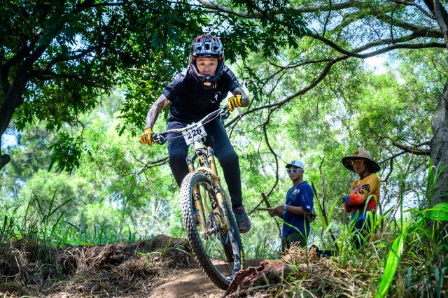 009 Enduro女子菁英冠軍周佩霓則是開心以車會友並鼓勵台灣年青人要把握台灣難能可貴的賽事也議多出國參賽提升參賽經驗