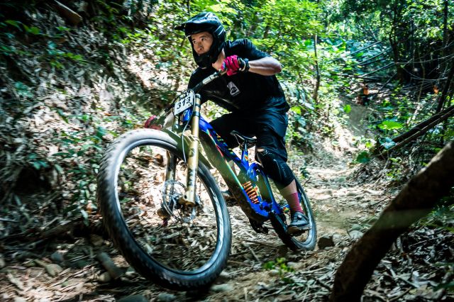 010 Enduro男子菁英組冠軍江勝山表示賽事往往在一瞬間發生變化很高興贏得賽事